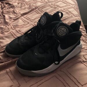 Basketball shoes